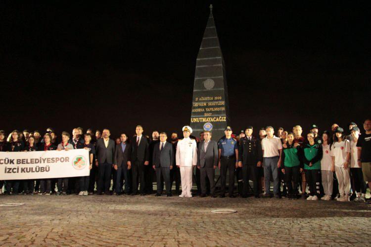 <p>Sakarya Büyükşehir Belediyesince Demokrasi Meydanı'nda düzenlenen programda Kur'an-ı Kerim okundu.</p>
<p>Program sonunda depremde hayatını kaybedenler için dua edildi.</p>
<p>Etkinliğe, Sakarya Büyükşehir Belediye Başkanı Ekrem Yüce, Adapazarı Belediye Başkanı Mutlu Işıksu, bazı kurum müdürleri, arama kurtarma görevlileri ve vatandaşlar katıldı.</p>
<p> </p>