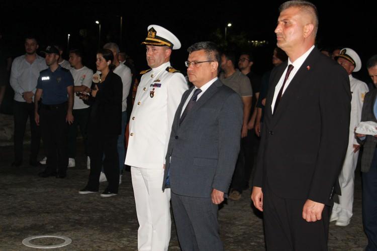 <p>"Deprem sonrası günümüzde geleceğe umutla bakan bir Gölcük var" diyen Sezer, "Kahramanmaraş merkezli depremlerden etkilenen 11 kentimiz de yeniden eski güzel günlerine kavuşacaklar. Geriye bir tek depremde hayatını kaybeden yakınları gelmeyecek. Yapmamız gereken mevzuata uygun, sağlam ve zemine uygun binalar yapmak. Deprem değil sağlam olmayan binaların insanların hayatını kaybetmelerine sebep olduğunu aklımızdan çıkartmamız lazım." ifadelerini kullandı.</p>