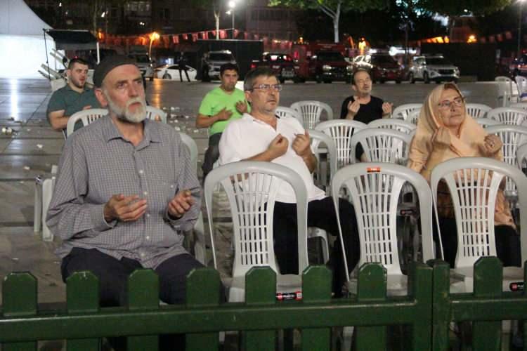 <p>Bazı vatandaşlar, kasideler okunduğu sırada gözyaşlarına hakim olamadı.</p>
<p> </p>
<p>Marmara Depremi'nde yaşananların izletildiği programda, arama kurtarma faaliyeti yürüten kurumların stantları protokol üyelerince gezildi.</p>
<p> </p>
<p>Etkinlik süresince katılımcılara Türk Kızılay tarafından ikramlarda bulunuldu.</p>
<p> </p>
<p>Programda konuşan Sakarya Büyükşehir Belediye Başkanı Ekrem Yüce, deprem şehitlerini rahmetle andı, yakınlarına sabır diledi.</p>
<p> </p>
<p> </p>