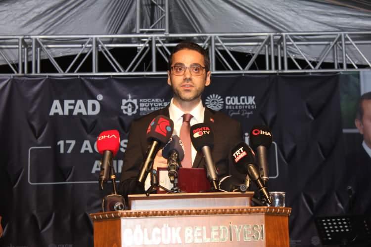 <p>Programda konuşan Dışişleri Bakan Yardımcısı Yasin Ekrem Serim, 17 Ağustos'ta yaşanan büyük yıkımın ardından Gölcük ve diğer ilçelerin güçlü bir şekilde ayağa kalktığını görmekten dolayı memnuniyet duyduklarını söyledi.</p>
<p>Serim, 24 yıl önce yaşanılan acının bir benzerinin 6 Şubat'taki Kahramanmaraş merkezli depremlerde yaşandığını belirterek, "Cumhuriyet tarihimizin en yıkıcı deprem felaketinin ardından milli seferberlik icra ettik. Bu süreçte uluslararası toplum bizi yalnız bırakmadı. Depremin ilk gününden itibaren arama kurtarma ekipleri, sağlık personeli, seyyar hastaneler ve acil insani yardım malzemesi göndererek Türkiye'ye yardım elini uzattı. Ülkemizin bu zor günlerinde gösterilen yakın dayanışma ve büyük destek için uluslararası topluma minnettar olduğumuzu söylemek istiyorum. Türkiye olarak tüm doğal afetlerde, salgın hastalıklarda insani ihtiyaçlar söz konusu olduğunda tüm imkanlarımızı seferber ettiğimizi ve bundan sonra da edeceğimizi tekrar ifade etmek istiyorum." dedi.</p>
<p> </p>