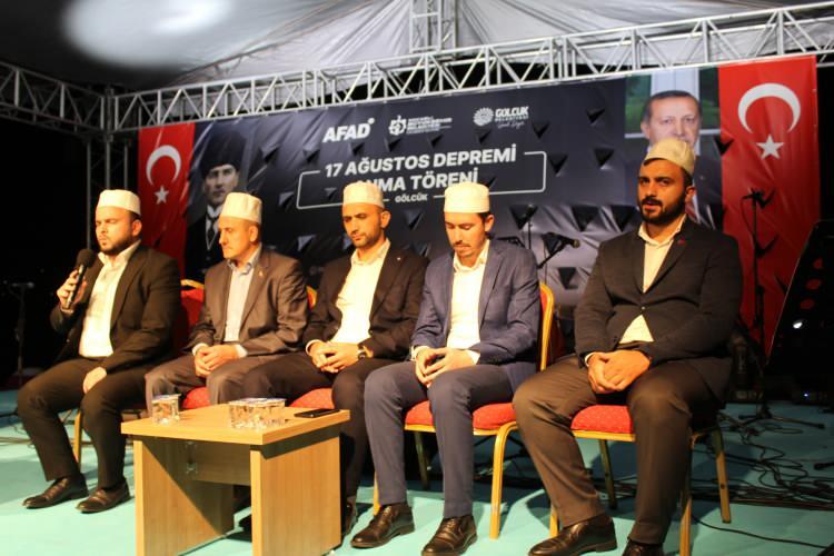 <p>17 Ağustos ve 6 Şubat depremleri arasındaki en büyük farkın depremlerin ardından devlet kurumlarının ortaya koyduğu performans olduğuna değinen Serim, "Aradan geçen 24 yıllık sürede kurumlarımızın böylesine büyük afetlerin yaralarını sarma hususunda çok büyük bir ilerleme kaydettiğini bu yıl hep birlikte gördük. Devletimizin gücünü ve imkanlarını deprem bölgesine yürütülen ihya ve inşa faaliyetlerinde somut olarak görmeye devam edeceğiz. Depremden zarar gören illerin yeniden inşasında uluslararası ortaklarımızla çalışmayı sürdüreceğiz." ifadelerini kullandı.</p>
<p>Kocaeli Valisi Seddar Yavuz da depremi en iyi bilen kentlerden birisi olan Kocaeli'nin 6 Şubat depremlerinde ilk günden beri depremzedelerin yanında olduğunu belirtti.</p>
<p>Kocaeli'de risk azaltma çalışmalarına devam ettiklerini ve afete dirençli toplum oluşturma stratejisini ortaya koyduklarını anlatan Yavuz, şunları söyledi:</p>
<p>"Yapmış olduğumuz tahkiklerden sonra 30 okulumuzu boşaltıp, tekrar yapmaya devam edeceğiz. 2020'den itibaren 553 derslikli 46 okulumuzu tamamen yeniledik ve eğitim öğretime açıktık. Şu an 333 derslikli okulumuzun inşaatı devam ediyor, yakın bir sürede teslim edeceğiz. 146 derslikli bir okulumuzun da ihalelerini yaptık yer tespit çalışmaları devam ediyor. Ayrıca 15 okulumuzun güçlendirmesini en geç 20 Eylül'de bitirmiş şekilde eğitim öğretime açmış olacağız. Tüm kamu binalarını elden geçiriyoruz. Depreme dayanıklı kamu kurum ve kuruluşlarını ortaya koyuyoruz."</p>
<p>Kocaeli Büyükşehir Belediye Başkanı Tahir Büyükakın ise depreme önceden hazır olmanın önemine değinerek, "Deprem anında yapılması gerekenlere odaklanmak depremden sonrasına ilişkin sürecin yönetilmesine hazır olmak önemli. Her yıl üzerine koyarak gidiyoruz. O günden bugüne kadar yöneticilerimiz çok güzel hizmet ettiler. Biz de çalışmalarımıza hız kesmeden devam ediyoruz." dedi.</p>
<p>Kocaeli'deki 250 bin konutun risk taramasının yapılmaya başlandığını ifade eden Büyükakın, "Belediyemiz, 2 üniversitemiz, inşaat mühendisleri odası ve valiliğimizin desteğiyle taramalarımızı yapıyoruz. Yaklaşık yüzde 15'i tarandı. 1 ay geçti 9 aylık zaman zarfında tamamını bitireceğiz. Risk haritası çıkartıldığında gerekli adımlar atılacak. Titiz bir şekilde çalışmalar yürütülüyor. Çok geç olmadan bu çalışmaları tamamlayıp olası büyük İstanbul depremine bu kent hazır olmuş olacak. Yeni acılar yaşamamış olacağız." şeklinde konuştu.</p>
<p> </p>