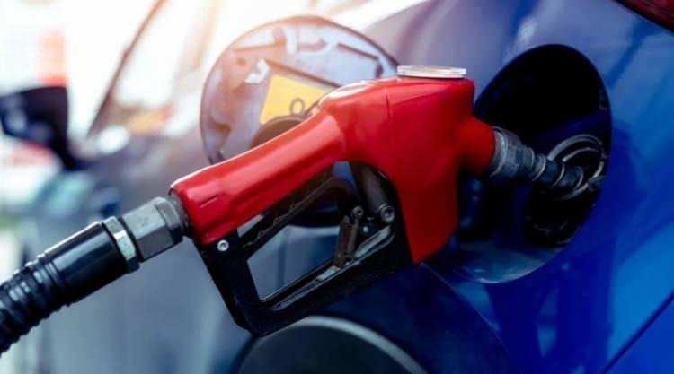<p>Fiyatların oluşumuna etki eden birçok faktörün de bu süreçte rol oynadığı biliniyor. Benzin ve motorin ürün fiyatlarıyla ham petrol fiyatları arasında pozitif yönlü ve yüksek bir korelasyon bulunuyor. </p>
<p> </p>