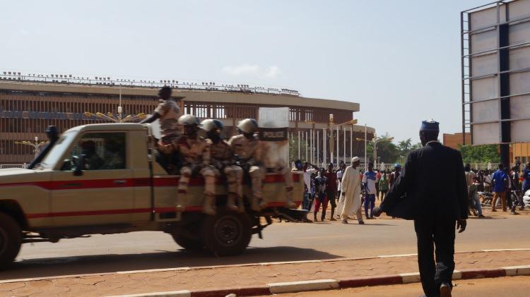 <p>Binlerce gönüllü, Nijer'i Savunma Gönüllüleri (VDN) isimli sivil milis gücü içine kaydolmak için başkent Niamey'deki General Seyni Kountche Stadyumu'nda toplandı.</p>

<p> </p>
