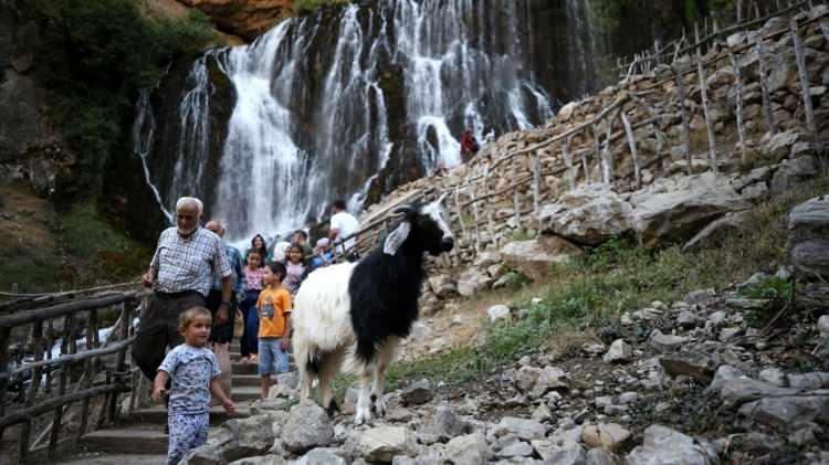 <p>Kayseri'de 40 dereceye ulaşan sıcak havadan bunalan kent sakinleri, serinlemek için yöredeki şelaleleri ziyaret ediyor.</p>