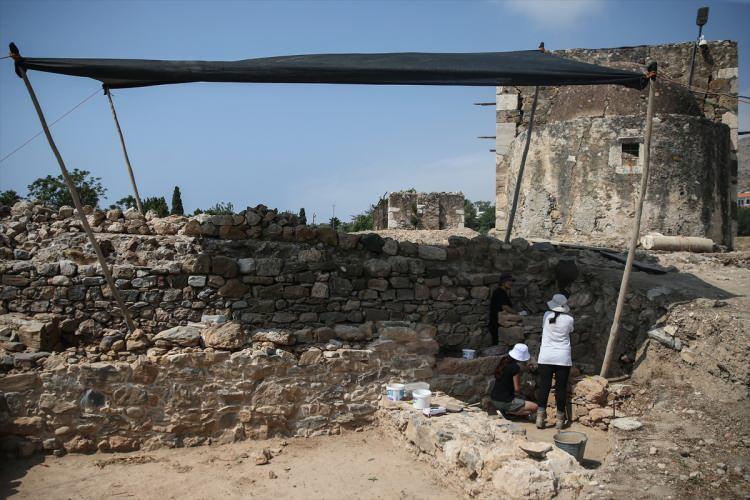 <p><span style="color:#800000"><strong>"Antik kentimizi turistlerle buluşturmak istiyoruz. Bunun için de Mersin Valiliğimizin destekleriyle çevre düzenleme projesi hazırlandı.</strong></span></p>