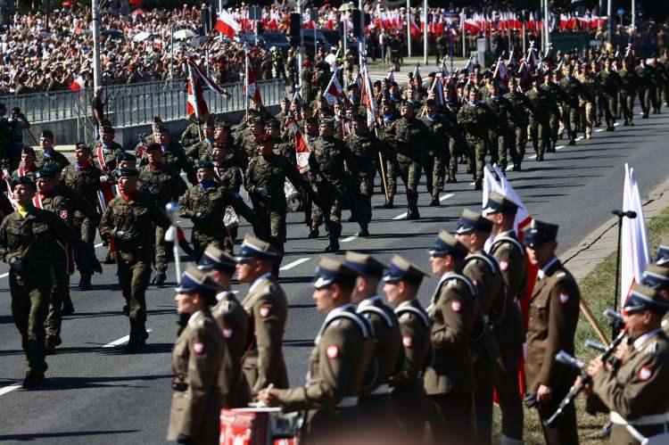 <p>Polonya'nın başkenti Varşova'da "Güçlü Beyaz ve Kırmızı" sloganıyla "Polonya Silahlı Kuvvetler Günü" kapsamında 2 binden fazla askerin yürüdüğü, 200'den fazla askeri teçhizatın sergilendiği geçit töreni yapıldı.</p> 