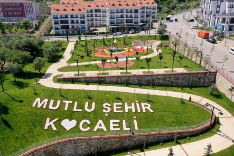 <p>- KOCAELİ'DE BİRÇOK İLÇEDE KENTSEL DÖNÜŞÜM ÇALIŞMALARI SÜRÜYOR</p>

<p>Binlerce insanın yaşamını yitirdiği, ev ve iş yerinin yıkıldığı Kocaeli'de, depremin ardından facianın acı izleri ortadan kaldırıldı.</p>

<p>En ağır yıkımın yaşandığı şehirde deprem yönetmeliğine uygun binlerce konut inşa edildi.</p>
