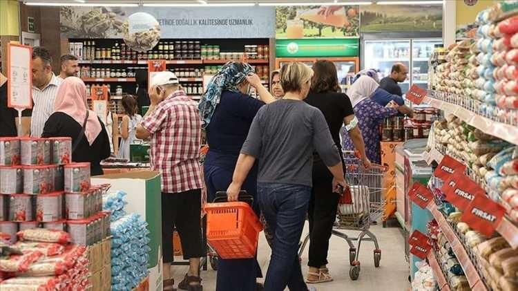 <p>Ağustos ayının gelişiyle birlikte Tarım Kredi Kooperatif Market'i indirimli ürünler listesini alışverişseverlerin erişimine sundu. 1-17 Ağustos Tarım Kredi Market indirimli ürünler kataloğunda; beyaz peynir, et ürünleri, temizlik ürünleri, atışırmalıklar ve daha birçok ürün raflardaki yerini aldı. </p>