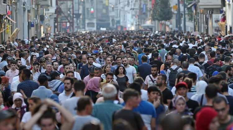 <p>Türkiye'de 2022'de en fazla göç hareketliliğinin yaşandığı yaş grubu olan 20-24 yaş grubunun göç etme nedeni eğitim oldu.</p>