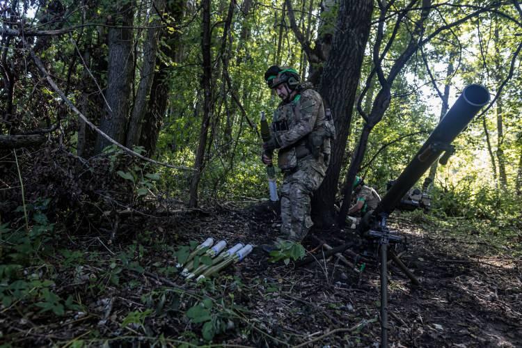 <p>Bölgede konuşlu birlikler, Rus mevzilerine yönelik atış gerçekleştirmek için SPG geri tepmesiz tüfeğine mühimmat hazırladı.</p>