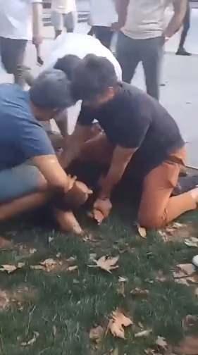 <p><strong>SOSYAL MEDYADAN ÖVGÜ DOLU MESAJLAR YAĞDI</strong></p>

<p>Çevredekilerin cep telefonu kamerasıyla çektiği video, sosyal medyada yayılınca Özyıldız'a övgü dolu mesajlar yağdı. </p>
