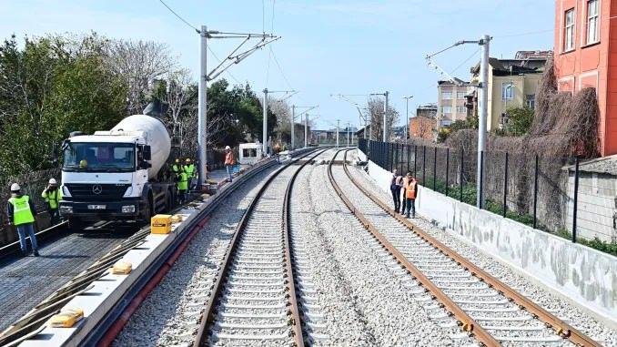 <p><strong>"ÇEVREDE YAŞAYANLARIN YAŞAM KONFORUNU ARTIRACAK"</strong><br />
<br />
Abdulkadir Uraloğlu, söz konusu projenin sadece demir yolu inşası projesi olmayıp hat boyunca çevrede yaşayan insanların yaşam konforunu artıracak diğer düzenlemeleri de içerdiğini belirterek, "Bu proje, İstanbullu vatandaşlarımızın ulaşım ihtiyacını karşılamanın yanı sıra sosyokültürel ve turizm odaklı hibrit karakterde yeni nesil bir ulaşım projesi de olacaktır. Yine, proje kapsamında sahil yolu ile Samatya ve Cerrahpaşa hastanelerini bağlayan kavşağı da modernize ederek alt geçit gabarisini yükseltip ambulans ulaşımına uygun hale getirdik ve kullanıma açtık. Ayrıca, Sirkeci Liman Bölgesi’nde yapılacak yeni demir yolu hattı ile birlikte Sirkeci ve Haydarpaşa limanları arasında da ulaşım ve koordinasyon sağlanacaktır." diye konuştu.</p>
