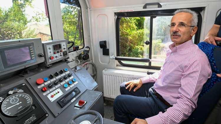 <p>"Şu anda projede yüzde 90'ın üzerinde fiziki ilerleme kaydettik. Tüm altyapı imalatlarını tamamladık. İstasyonlarda inşaat işlerini bitirdik, elektrik ve mekanik işlere devam ediyoruz. 26 adet sanat yapısındaki çalışmaları da tamamladık.</p>
