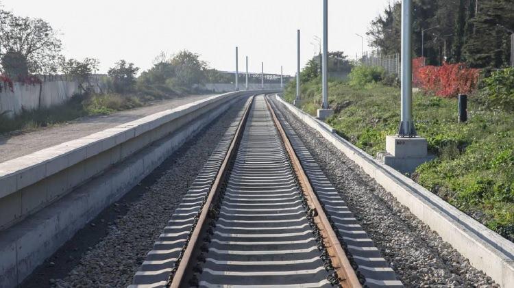 <p> Ana güzergahtaki demir yolu ve elektrifikasyon imalatlarını da bitirdik. Projede kullandığımız sinyalizasyon sistemi yerli ve millidir. Bisiklet-yürüme yolu imalatları ve peyzaj işlerimiz de devam ediyor. Bugün de ilk defa Sirkeci-Kazlıçeşme hattımızın test sürüşünü gerçekleştiriyor olmanın mutluluğunu yaşıyoruz. </p>