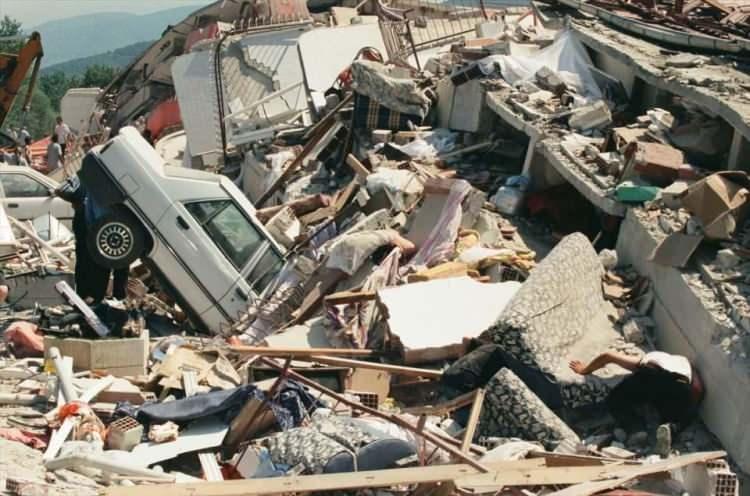<p>17 Ağustos 1999'da saat 03.02'de 7,4 büyüklüğünde meydana gelen ve 45 saniye süren Marmara Depremi, Kocaeli, Sakarya, İstanbul, Düzce ve Yalova'da yıkıma yol açtı.</p>