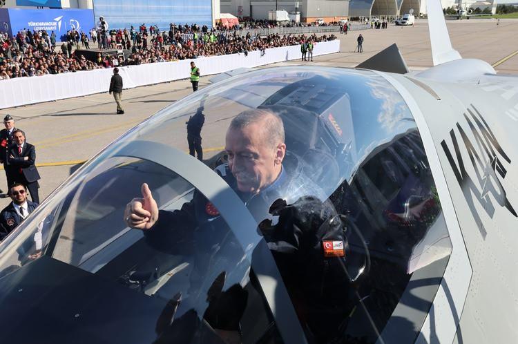 <p>Türkiye'nin savaş uçağı üretim pazarına KAAN'la girdiğini yazan ABD basınından Foreign Policy, diğer ülkelerin savaş jeti üretim programlarına da değinerek, ABD için "Uyum sağlamazsa geride kalacak" yorumunu yaptı.</p>