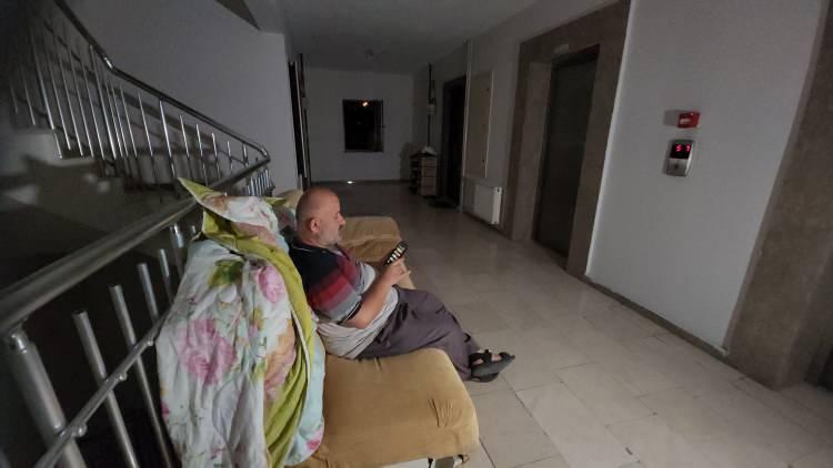 <p>Yüzde 60 engelli olan Yılmaz Kanca (59) 3 ay önce eşinden ayrıldığını belirterek, “Soğuksu’da bulunan ve babasından kalma dairede oturan kiracıma 6 öncesinden noterden ihtar çekmeme rağmen kiracı çıkmamakta ısrar ediyor. Bu sistemin çarpıklığında ev sahibi dışarda kiracı içerde. 2 bin liraya bana ders veriyor. 6 Haziran’da boşandım ve o günden beri dışarı da kalıyorum. Arabamda ve zaman zaman kardeşlerime gidiyordum. Şimdi artık buraya getirdiğim koltukta kalmaya karar verdim. İster çıksın ister çıkmasın burada yaşayacağım. Tuvalet ihtiyacı için camiye giderken, yemek için kardeşlerime gidiyorum. Ben tek isteyim biran önce mağduriyetimin giderilmesini istiyorum. Benim derdim kiracımın çıkıp kendim oturmak istiyorum. Çok zor oluyor. Kiracı çıkmasa da burada kalmaya devam edeceğim” dedi.</p>
