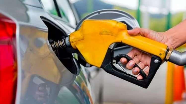<p>Benzin fiyatlarına 1,30-1,55 TL arasında zam geldi.</p>

