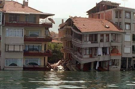 <p>Yeşil alan oranının 11 kat artırıldığı kentte, SEKA Kağıt Fabrikası alanında Türkiye'nin en büyük endüstriyel dönüşümlerinden biri gerçekleştirilerek Seka Park kuruldu.</p>