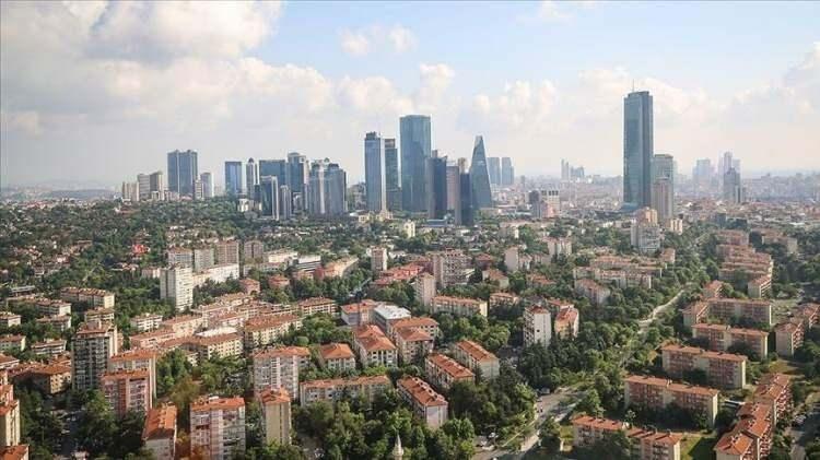 <p>Sürdürülebilir kalkınma kapsamında yatırıma dönük kredilerin daha seçici olması gerektiği konusunda tartışmalar yaptık. İstikrarlı büyüme hedefi içinde kredi çalışmalarımızı sürdüreceğiz. Enflasyonla mücadele ederken resesyona düşmemek için üretimi, ihracatı devam ettirme çabamız var. Bu ikisini aynı anda yapmak zorundayız.</p>
