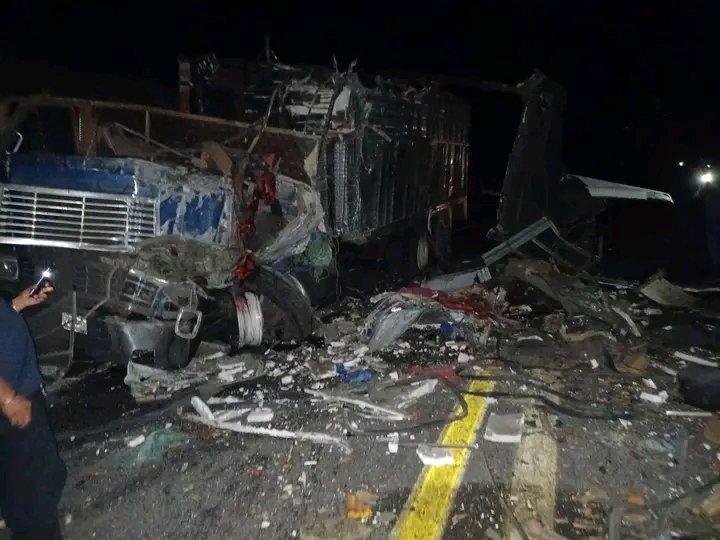 <div>CNN'in haberine göre, Oaxaca Başsavcılığı, Meksika'da göçmenlerin olduğu otobüsün Cuacnopalan-Oaxaca otoyolunda bir tırla çarpıştığını bildirdi.</div>
