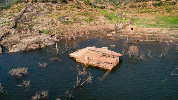 <p>Muğla'nın Milas ilçesinde 2014 yılında yapımı tamamlanarak 8 bin 300 dekarlık tarım arazisinin sulamasını sağlayan 20,6 milyon metreküp su depolama hacmine sahip Derince Barajında su seviyesi düştü.</p>
