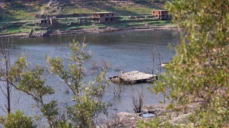 <p>Ancak şu andaki yağış değişimin en büyük etkenlerinden bir tanesi aşırı derecede ekolojik dengeyi etki eden küresel ısınmanın da getirdiği nedenler çok daha etkindir. Burası Günlük Mahallesi idi. Burası baraj gölü içerisinde kaldı ve kamulaştırıldı. Geçen yıl da bu evler açığa çıkmıştı. Su seviyesi, suyun kullanımına ve kış sezonundaki yağış miktarına bağlı olarak da bu seviye değişmektedir” dedi.</p>
