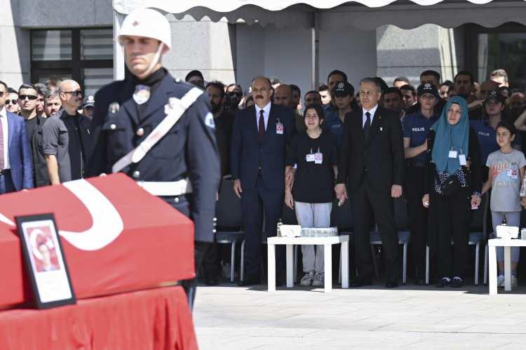 <p>Polis ekiplerine ateş açan 5 şüpheliden birinin ölü, birinin yaralı olarak ele geçirildiği, 3'ünün de gözaltına alındığını kaydeden Aktaş, "Milletimizi zehirlemeye çalışan uyuşturucu tacirlerine yönelik mücadelemiz kararlılıkla sürecek." dedi.</p>