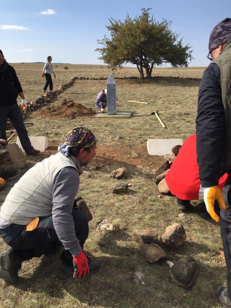 <p>Dumlupınar Şehitliği, Milis Anıtı, Şehit Baba-Oğul Anıtı, İlk Hedef Anıtı, Yıldırım Kemal Şehitliği, Dumlupınar Müzesi ve Atatürk Evi yer alıyor.</p>

<p> </p>

<p><strong>KAYNAK: DHA</strong></p>
