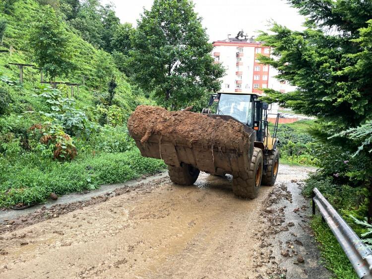 <p>Derenin taşması sonucu yolda rüsubat birikti, İshakoğlu İlkokulunun bahçesini su bastı.</p>
