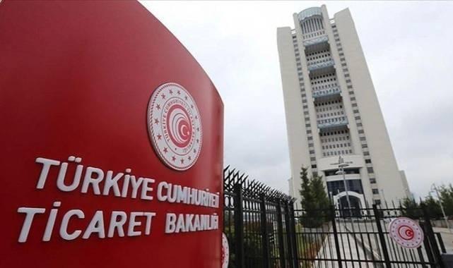 <p>Ticaret Bakanlığı'ndan yapılan açıklamada şu ifadeler yer aldı:</p>

<p> </p>

<p>Son zamanlarda gerek Ticaret Bakanlığımıza yapılan başvurulardan gerekse de sosyal medya mecrasında yer alan paylaşımlardan, satışa sunulan ürünlerin gramaj, adet ve ağırlık gibi ölçü birimlerinin azaltılmasına rağmen, ambalaj ve satış fiyatlarının değiştirilmemesi nedeniyle tüketicilerin ürünlerdeki bu değişikliği fark edemediği, böylelikle ürünlerin birim fiyatlarında gizli olarak artış yapıldığı gözlenmektedir.</p>
