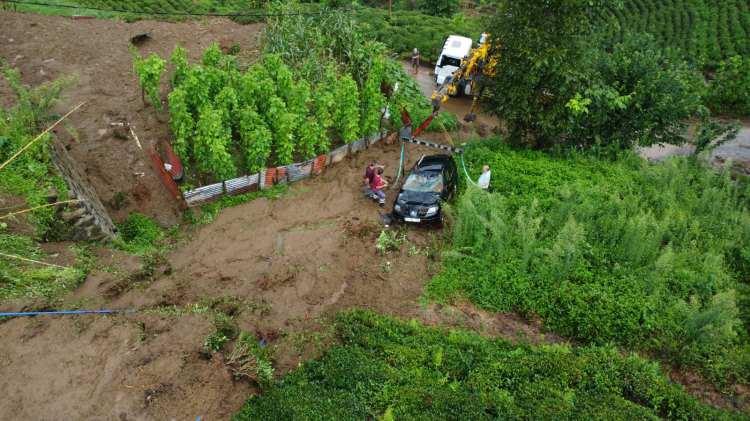 <p>İl genelinde toprak kayması dolayısıyla 32 köy yolu ulaşıma kapandı, 10 araç da zarar gördü.</p>
