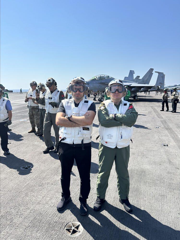 <p>Selçuk Bayraktar'a gemideki incelemeleri sırasında Tümamiral Erik J. Eslich eşlik etti. </p>

<p> </p>
