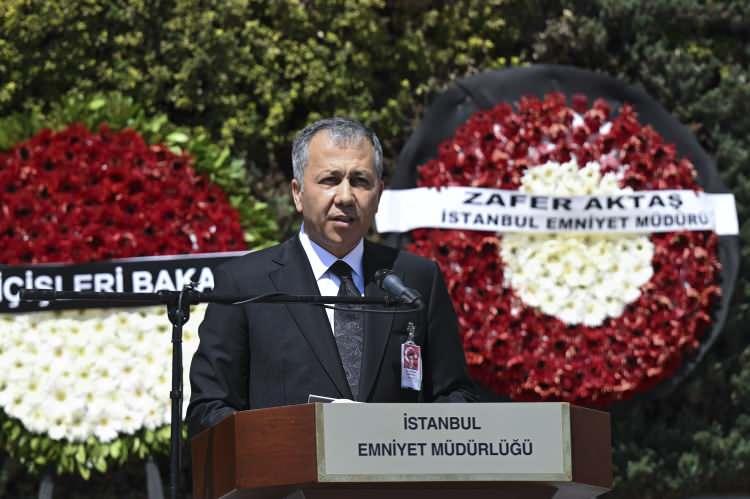 <p>Kur'an-ı Kerim'de yer alan "Müminler içinde Allah'a verdikleri sözde duran nice erler vardır. İşte onlardan kimi, sözünü yerine getirip o yolda canını vermiştir." ayetine vurgu yapan Yerlikaya, şehit Hakan Telli'nin de böylesi onurlu bir yolda şehit olduğunu dile getirdi.</p>
