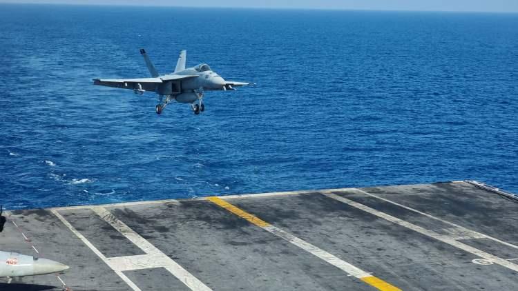 <p>USS Gerald R. Ford uçak gemisi Doğu Akdeniz'de Türk donanmasının amiral gemisi TCG ANADOLU'yla ortak tatbikat gerçekleştiriyor. Tatbikat kapsamında Türk ve ABD Hava kuvvetleri de ortak eğitim uçuşları yapıyor.</p>
