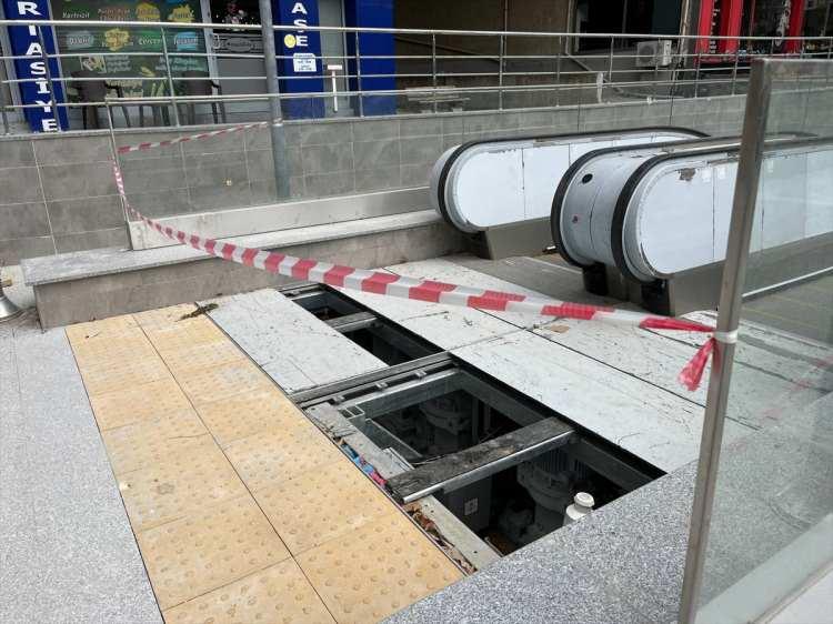 <p>M1B Yenikapı-Kirazlı metro hattında toplamda 13 durak bulunuyor. Hattın 10'uncu durağı olan Menderes istasyonunda 10 yürüyen merdivenden 2'si paravanla kullanıma kapatılmış. Paravanın üzerindeki yazıdan merdivenin arızalı olduğu anlaşılıyor ancak 10 Mart 2023 tarihinde hizmet vermeye başlayacağı belirtilen merdiven bu tarihin üzerinden aylar geçmesine rağmen hala kullanıma kapalı.</p>
