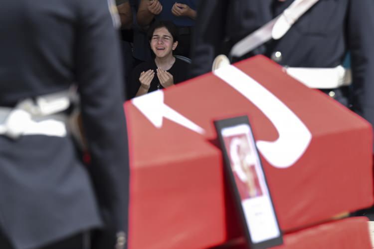 <p>Şehit Telli'nin 16 yıldır emniyet teşkilatı bünyesinde, yurdun dört bir köşesinde görev yaptığını aktaran Yerlikaya, "İstanbul Emniyet Müdürlüğü ekiplerimizin dün gece Kağıthane'de, milletimizi zehirlemeye kalkışan, gençlerimizin kanına giren o kahrolası uyuşturucu tacizlerine karşı düzenlediği operasyonda şehit oldu. Hakan'ımızın iki kızı vardı. Gözü yaşlı eşi de biricik kızları da Hatice annemiz de Celal babamız da tüm aile bize, bu yüce millete emanet artık." diye konuştu.</p>
