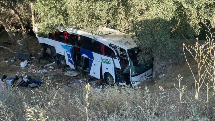 <p>Yozgat'ın Sorgun ilçesinde önceki gece yolcu otobüsünün şarampole devrildiği kazada 12 kişi can verdi. Kazanın nasıl olduğu araştırılırken şoförün kalp krizi geçirmiş olabileceği iddiası ortaya atıldı. </p>
