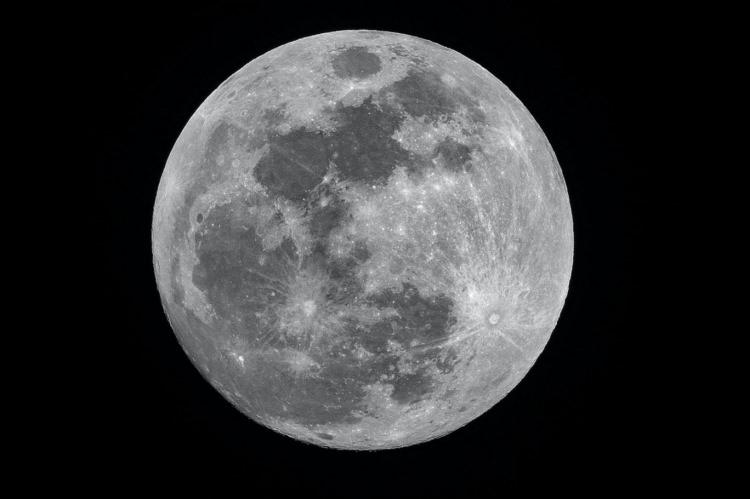 <p>Çin, Ay'ın karanlık yüzünde yerin yüzlerce metre altında<strong> "gizli yapılar" </strong>keşfettiğini duyurdu.</p>
