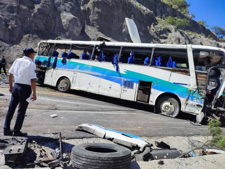 <div>Yaralılar Puebla'daki hastaneye kaldırılırken, yetkililer kazanın nedenini soruşturuyor.</div>