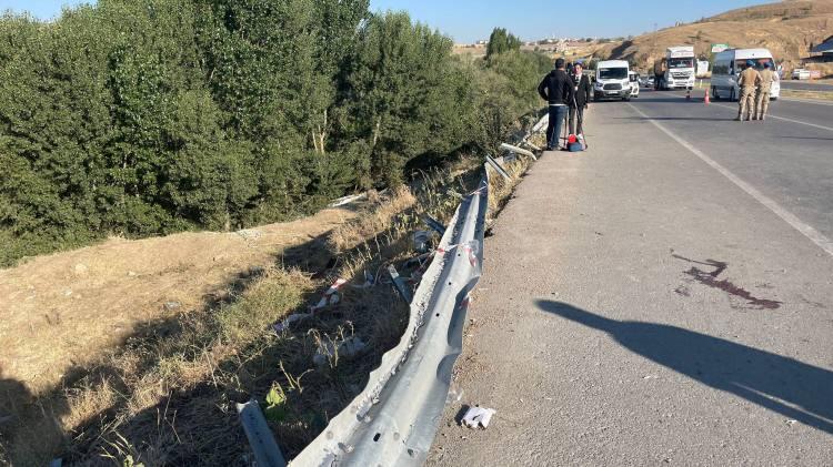 <p><strong>YOZGAT VALİSİ: DALGINLIK OLMUŞ OLABİLİR</strong></p>

<p> </p>

<p>Yozgat Valisi Mehmet Ali Özkan, "İlk tespitlere göre, otobüs geliş istikametindeki şeridi, ortadaki banketi de atlayarak ters istikamete geçiyor ve 30 metre derinliğindeki şarampole yuvarlanıyor. Ana sebep dikkatsizlik, tedbirsizlik diyoruz. Net olmamakla birlikte muhtemelen bir dalgınlık hali de olmuş olabilir. Bunlar ilerleyen saatlerde yapılan çalışmalarla neticelenecek ve netleşecek" açıklamasını yaptı.</p>
