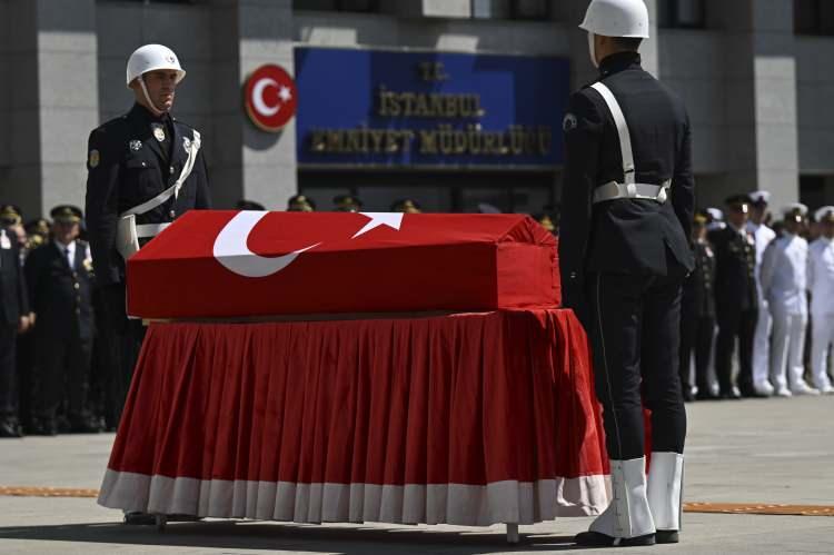 <div>Burada düzenlenen törende şehit polis memuru Telli için saygı duruşunda bulunuldu.</div>
<div> </div>
<div>Törene şehit polisin eşi Firdevs Telli, kızları Rüveyda ve Zeynep Zehra Telli'nin yanı sıra İçişleri Bakanı Ali Yerlikaya, İstanbul Valisi Davut Gül, İl Emniyet Müdürü Zafer Aktaş, 1. Ordu Komutanı Orgeneral Ali Sivri, İl Jandarma Komutanı Yusuf Kenan Topçu, İstanbul Cumhuriyet Başsavcısı Şaban Yılmaz ve yakınları ile çalışma arkadaşları katıldı.</div>