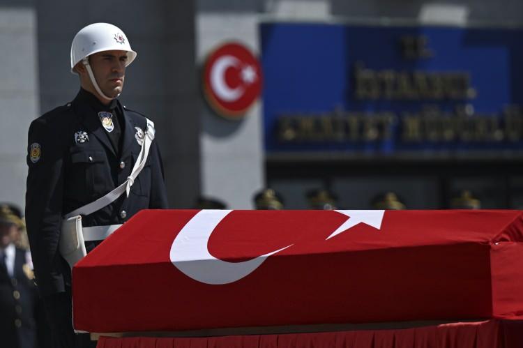 <p>Telli'nin Türk bayrağına sarılı naaşı, evinde helallik alındıktan sonra İstanbul Emniyet Müdürlüğünün Vatan Caddesi'ndeki yerleşkesine getirildi.</p>

