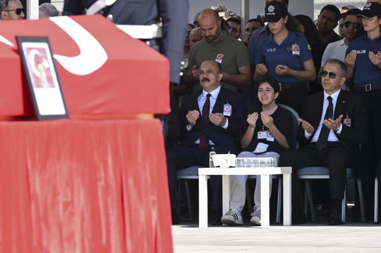 <div>Okunan duanın ardından şehit Telli'nin naaşı, tören mangası tarafından omuzlarda taşınarak cenaze aracına konuldu.</div>
<div> </div>
<div> </div>