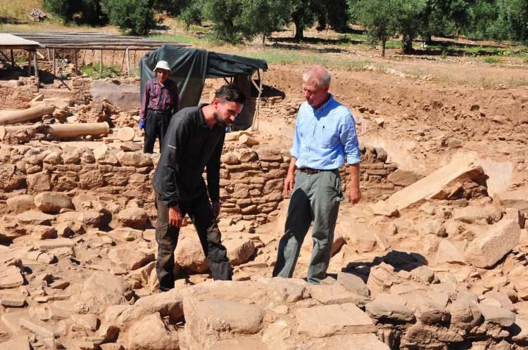 <p>Yarıklar 20 santim. Çok sayıda jeofizik mühendisi burada inceleme yaptı ve ana fay hattını buldu. Fay hattı 50 metre yer altında ve Sardes kentinin tam merkezinden geçiyor.</p>
