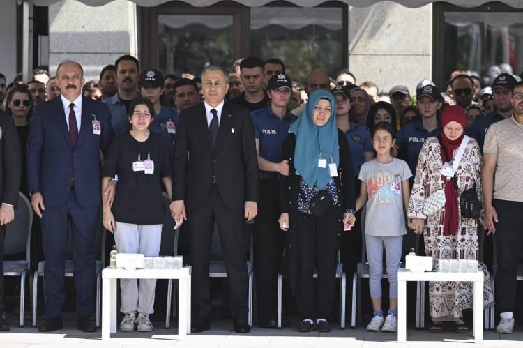 <p>Polise silah doğrultan, gençleri ve milleti zehirlemeye çalışan zehir tacirlerine, "Yaptıklarınızın bedelini ödeyeceksiniz, nefes alamayacaksınız." diye seslenen Yerlikaya, "Operasyonlarımız, mücadelemiz, azim ve kararlılıkla devam edecek. Nereye saklanırsanız saklanın, hangi ine girerseniz girin, Allah'ın izniyle bulup çıkartacağız sizi oradan. Adalete teslim edeceğiz." dedi.</p>