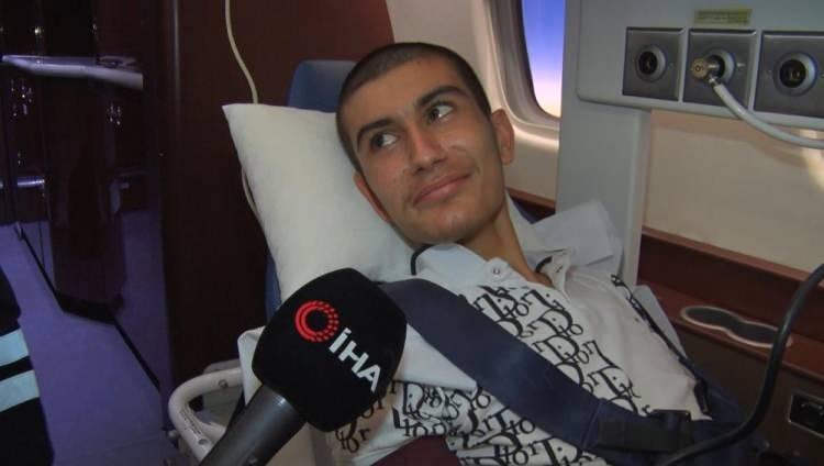 <p>Yaklaşık 15 yıldır Sağlık Bakanlığı’nın hava ambulans sisteminde görev yaptığını ifade eden Doktor Mehmet Gök, “Bugün, Sağlık Bakanlığı Hava Operasyon Merkezi tarafından bize verilen görev; Van’dan kalpte ritim ve çarpıntı problemi olan 13 günlük bir bebeğin ileri özelleşmiş hekim ihtiyacı ve yoğun bakım cihaz ihtiyacı nedeniyle Ankara’da ki şehir hastanesine naklini sağlamak. Akabinde, Diyarbakır’da doğduğu günden bu yana solunum yetmezliği, enfeksiyon problemleri, immün yetmezliği ve buna bağlı olarak çok ciddi akciğer enfeksiyonu geçirmiş olan 16 yaşındaki bir hastamızın cerrahi ihtiyacını karşılamak üzere nakliye planlanmış. </p>
