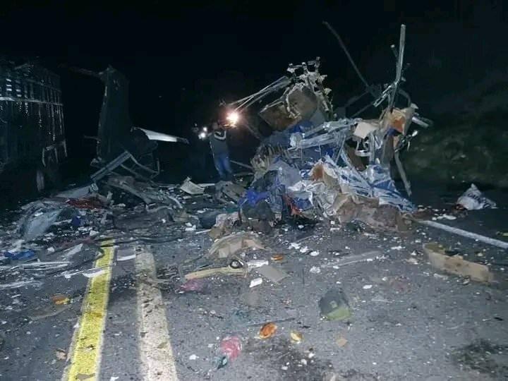 <div>Meksika'da göçmenleri taşıyan otobüsün, Meksika'nın Oaxaca ve Puebla eyaleti sınırına yakın otoyolda tırla çarpıştığı trafik kazasında ilk belirlemelere göre 16 kişi hayatını kaybetti, 36 kişi de yaralandı.</div>
