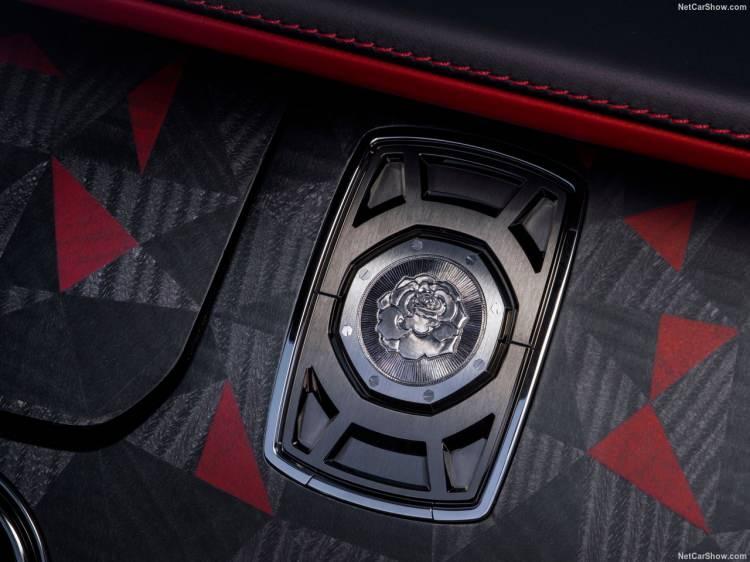 <p>Lük otomobil üreticisi Rolls-Royce, Droptail otomobillerin "La Rose Noire"yi tanıttı.<br />
<br />
İŞTE ÖZELLİKLERİ VE FİYATI</p>

