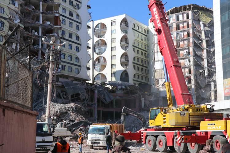 <p>Diyarbakır'da 6 Şubat'ta meydana gelen Kahramanmaraş merkezli depremlerde yıkılan ve 89 kişinin hayatını kaybettiği Galeria Sitesi'ne ilişkin aranan 3 müteahhidin de aralarında bulunduğu 7 sanık hakkında istenen ceza belli oldu.</p>
